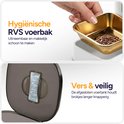 Gouden RVS voerbak wordt uit de witte voerautomaat gehaald. Een zakje met "Silica Gel" is zichtbaar.