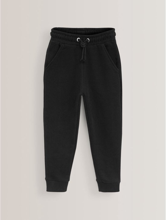 Een zwarte joggingbroek met trekkoord, elastische tailleband en zakken.