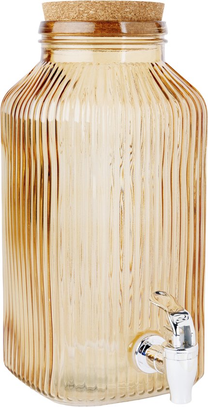 Amberkleurige glazen drankdispenser met verticale ribbels, een zilverkleurige kraan en een kurken deksel.