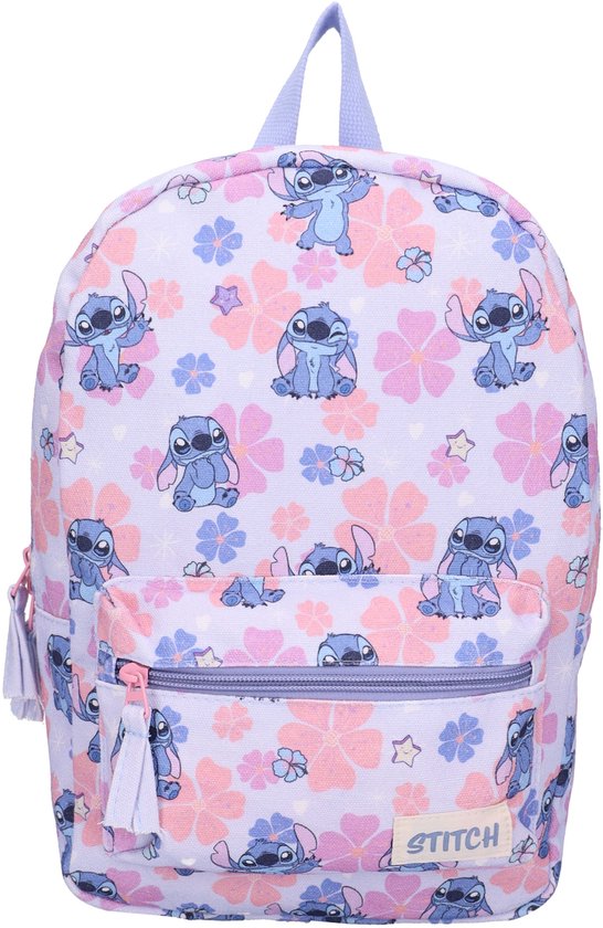 Paarse rugzak met Stitch en bloemenprint. Twee vakken met rits en tassels. De tekst 'STITCH' is zichtbaar.