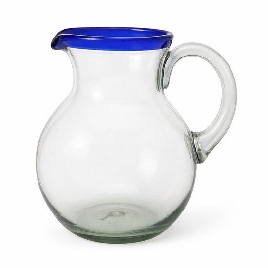 Carafe en verre transparente avec bordure et anse bleues.