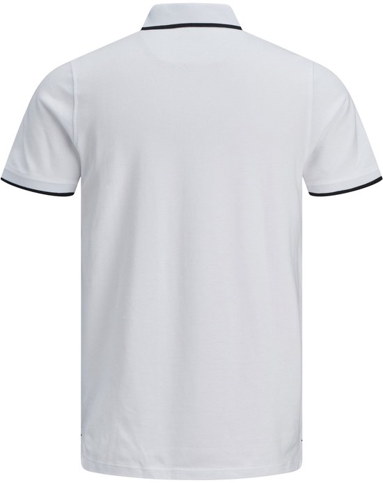 Achterkant wit poloshirt met zwarte biezen op de kraag en mouwen.