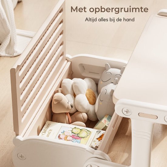 Beige kinderbureau met opbergruimte, gevuld met knuffels en een boek.