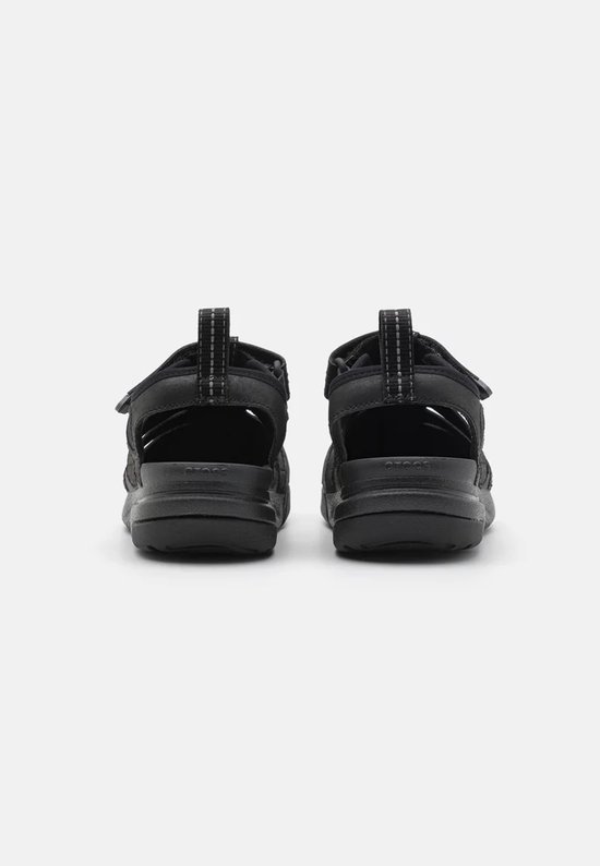 Achterkant van zwarte Crocs fisherman sandalen, met gesloten hiel en klittenband.