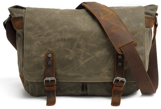 Groene canvas schoudertas met bruine lederen accenten, schouderband en gespen.