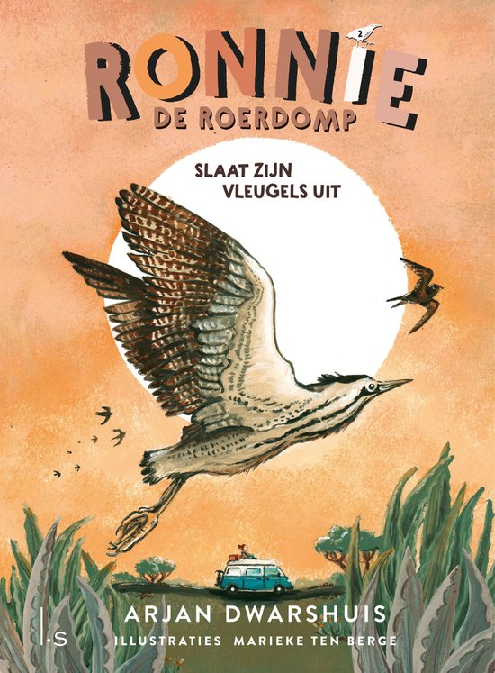 Boekomslag met de titel 'Ronnie de roerdomp slaat zijn vleugels uit' en een illustratie van een roerdomp die wegvliegt van een campingbusje.
