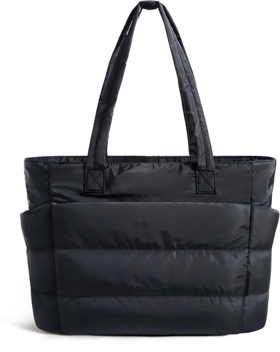 Zwarte gewatteerde tote bag met handvatten en voorvakken, geïsoleerd op een witte achtergrond.