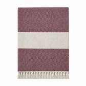 Bordeauxrode hamamdoek met ruitpatroon, witte streep en franjes.