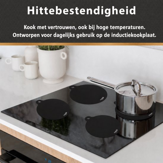 Drie zwarte ronde inductiematten op een inductiekookplaat met een pan erop.