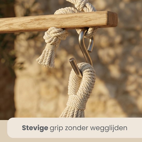 Detail van de stevige metalen haak en touwen van de hangstoel.