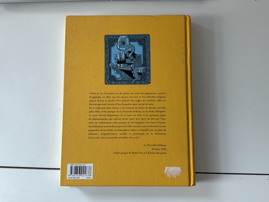 Gele kaft met Franse tekst en een blauwe, gedetailleerde illustratie van objecten.
