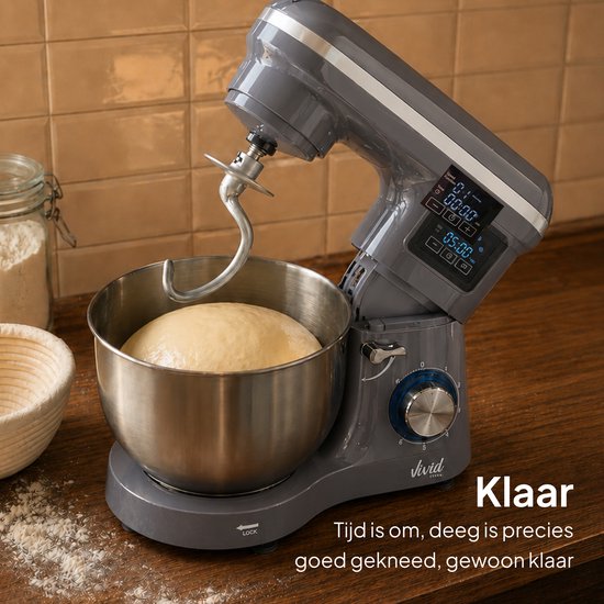 Grijze keukenmixer met deeghaak, die perfect gekneed deeg in een RVS kom bevat. De mixer heeft een digitaal display.