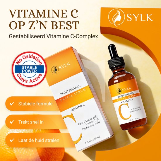 Een flesje en doos Sylk Vitamine C serum liggen op een zachte, crèmekleurige achtergrond, met sinaasappelen op de achtergrond.