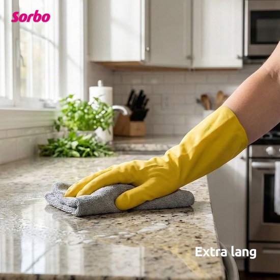 Gele Sorbo huishoudhandschoen om een aanrecht schoon te maken in een keuken.