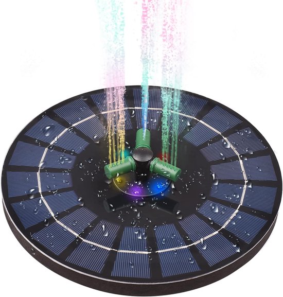 Drijvende fonteinpomp op zonne-energie met groene sproeiers die waterstralen omhoog spuiten, verlicht door gekleurde LED's.