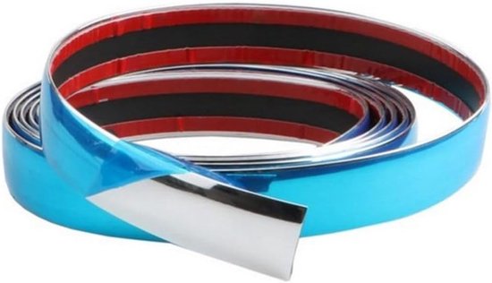 Zelfklevende chromen sierstrip met blauwe beschermfolie en rode plakstrip.