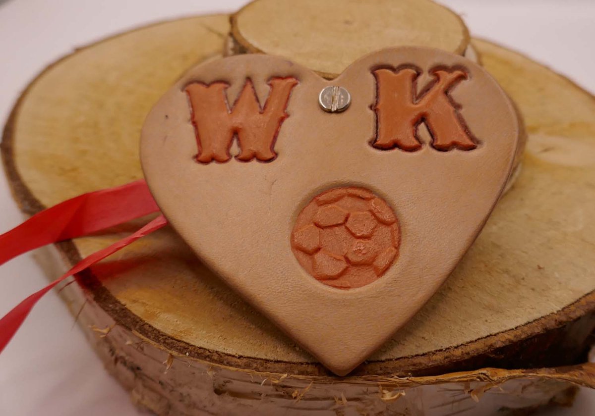Lederen hartje medaille WK voetbal - leren medaille wereldkampioenschap voetbal 2026 - medaille liefde voor voetbal toernooi - leuke ketting / medaille voor voetbal fan - Nederlandse voetbal fan item - handgemaakte voetbal ketting
