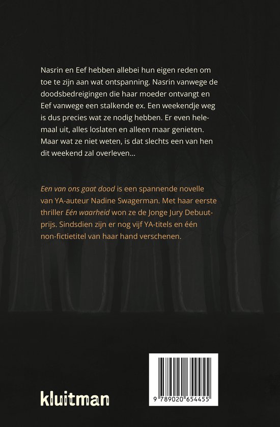 Achterkant van het boek 'Een van ons gaat dood' met tekst over het verhaal en de auteur Nadine Swagerman, met een barcode.