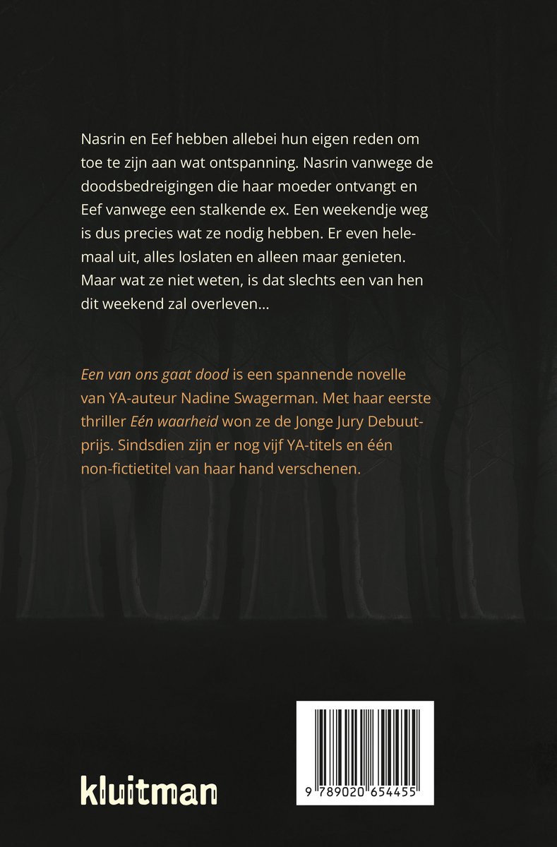 Achterkant van het boek 'Een van ons gaat dood' met tekst over het verhaal en de auteur Nadine Swagerman, met een barcode.