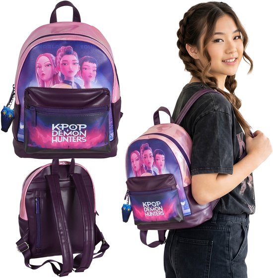 Fille portant un sac à dos K-Pop Demon Hunters, violet avec un dessus rose brillant, avant et arrière visibles.