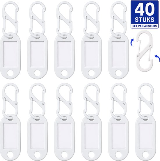 Twaalf witte sleutellabels met karabijnhaak, liggend op een witte ondergrond.