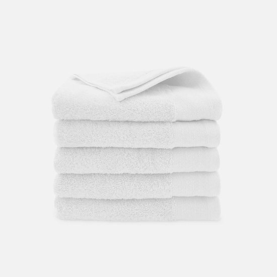 Stapel van vijf witte handdoeken, een handdoek is deels opengeslagen.