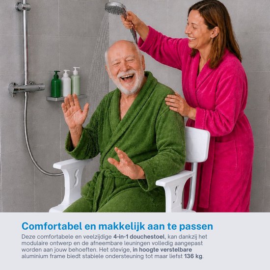 Comfortabele, verstelbare 4-in-1 douchestoel met armleuningen en rugleuning, zittend op een witte douchestoel met rugleuning en armleuningen.