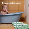 Baby in bad, dermatologisch getest. Met tekst "0% alcohol, 0% microplastic, 0% SLES".