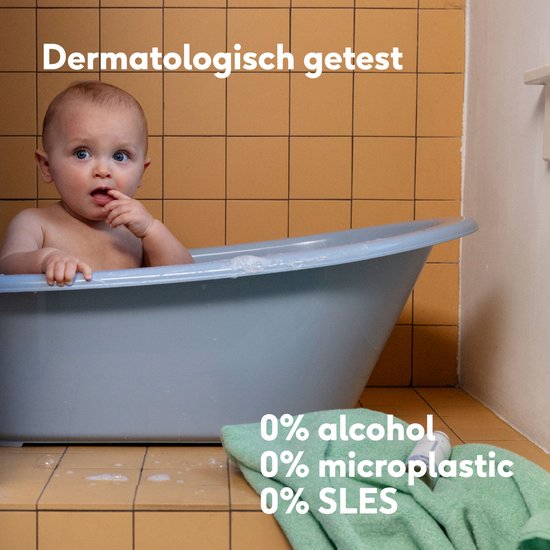 Baby in bad, dermatologisch getest. Met tekst "0% alcohol, 0% microplastic, 0% SLES".