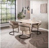Eettafel met beige stoffen stoelen met zwart metalen onderstel.