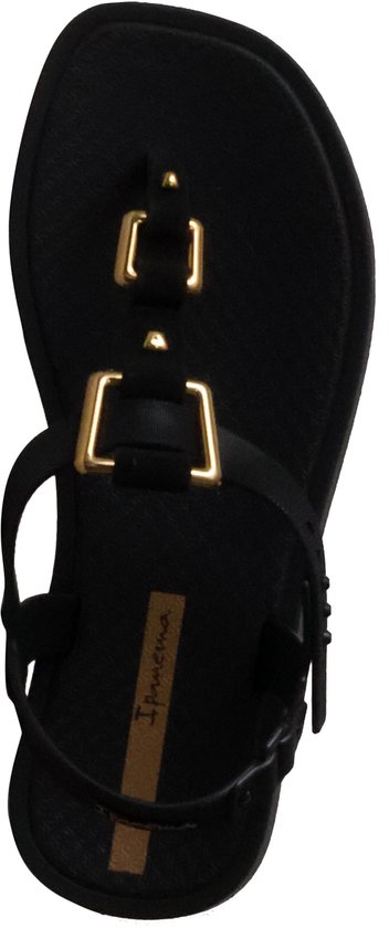 Zwarte Ipanema slipper met gouden gespen, van bovenaf gezien.