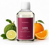 Fles Steamstory 'LOVE' wasparfum met sinaasappel, bergamot en bladeren op een witte achtergrond.