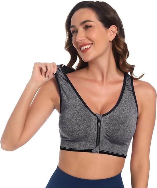 Vrouw met een grijze sportbeha met ritssluiting aan de voorzijde en mesh details.