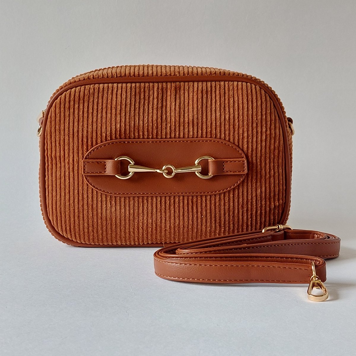 ribstof crossbody tas dames bruin - ovale schoudertas met messing details - trendy compacte handtas casual stijl