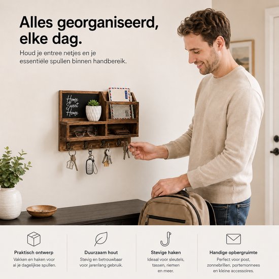Man hangt sleutels aan donkerbruin houten wandrek met memobord, brievenhouder en legplanken.