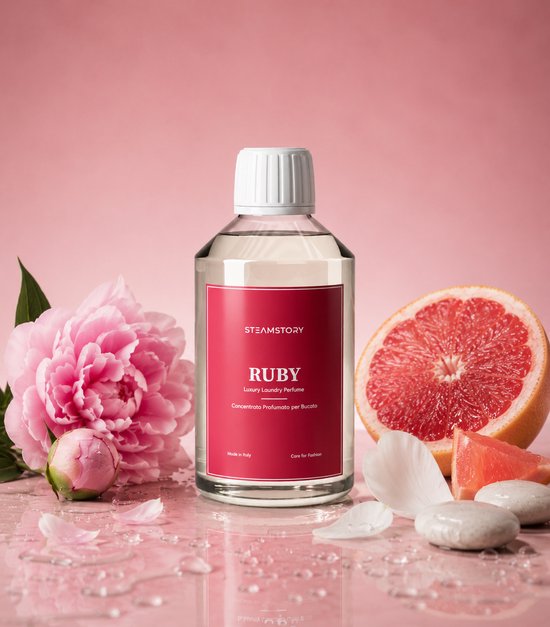 Fles SteamStory "Ruby" wasparfum met roze pioenroos, grapefruit en witte bloemblaadjes op een roze achtergrond.