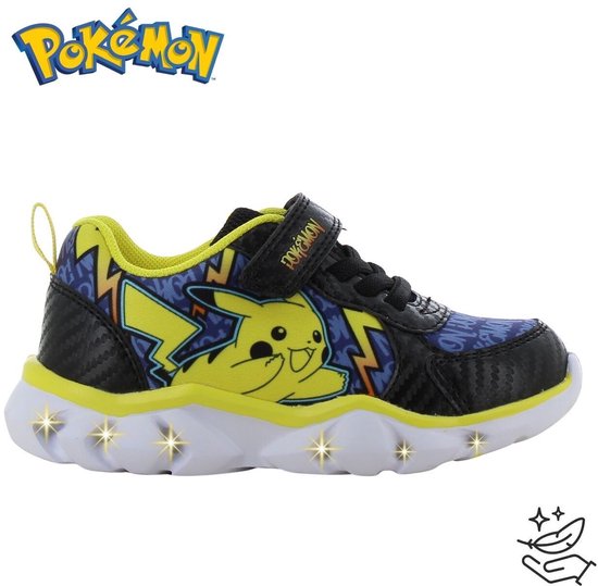 Zwarte sneaker met Pikachu, gele accenten, klittenbandsluiting en knipperende lichten in de zool.