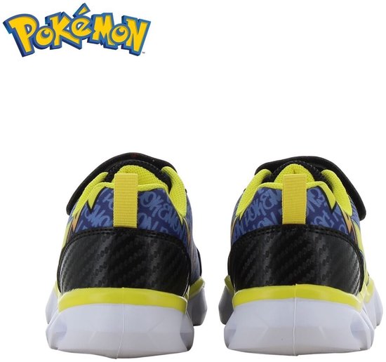 Achterkant van zwarte sneakers met Pikachu, gele en blauwe print, en carbon-look details.