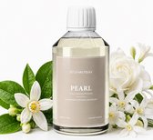Een flesje SteamStory Pearl wasparfum met witte bloemen en groen blad.