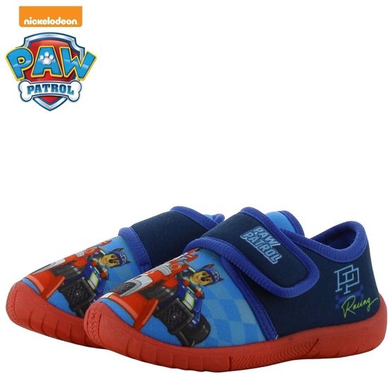 Blauwe Paw Patrol pantoffels met rode zolen en klittenbandsluiting. Met Chase en Marshall op raceauto's.