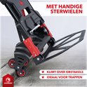 Close-up van de zwarte en rode Jackmend transportkar die een stoeprand opklimt met 'trapklimmende wielen'.