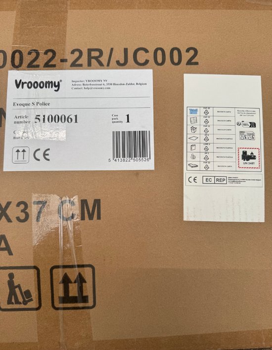 Zwarte Vrooomy speelgoedauto verpakking met Vrooomy logo, model 'Evoque S Police', artikelnummer 5100061.