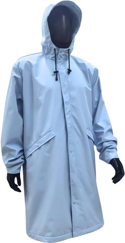 Imperméable bleu clair à capuche sur un mannequin noir.