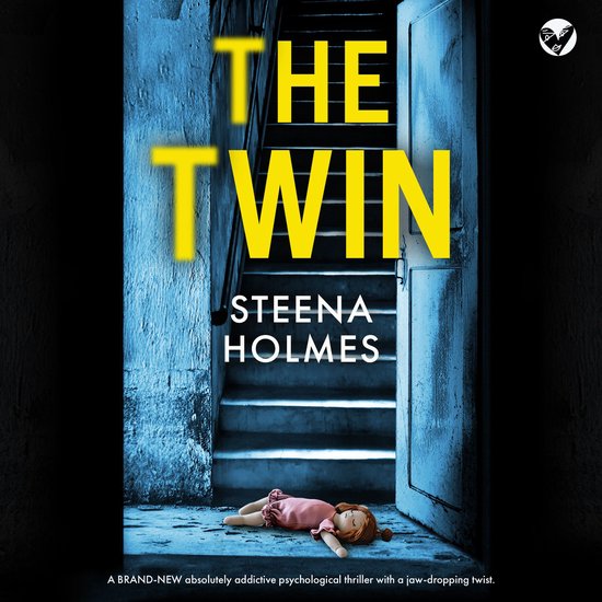Boekomslag van 'The Twin' van Steena Holmes, met gele tekst op een trap. Een pop ligt onderaan de trap.