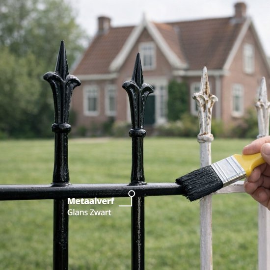 Een hand schildert een metalen hek zwart. Naast een verweerd wit hek.