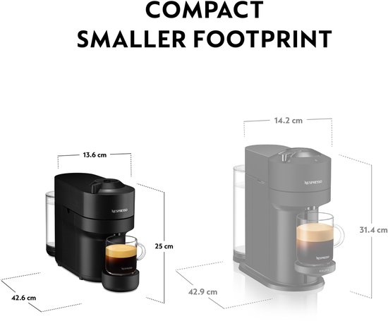 Vergelijking van twee zwarte Nespresso machines: links de Vertuo Pop (13,6x25x42,6 cm), rechts de grotere machine (14,2x31,4x42,9 cm).