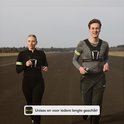 Unisex hardloopvest GearGlow, gedragen door een man en vrouw, geschikt voor elke lengte.