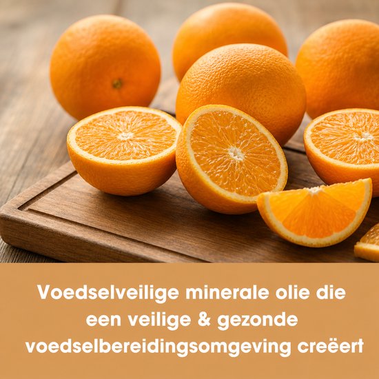 Verse sinaasappels, waaronder een paar doorgesneden, op een houten ondergrond.