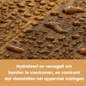Waterdruppels op een geoliede houten oppervlak, wat de waterafstotendheid aantoont.
