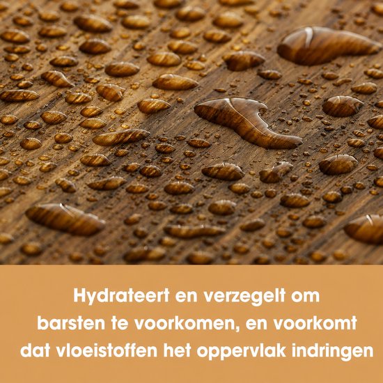Waterdruppels op een geoliede houten oppervlak, wat de waterafstotendheid aantoont.